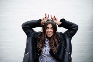 Dua Lipa sot pritet të arrijë në Prishtinë