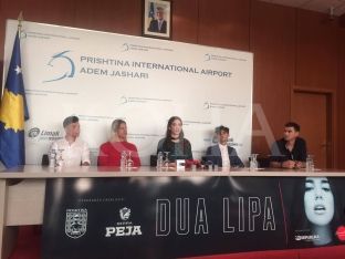Dua Lipa mbërrin në Prishtinë