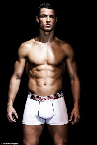  Ronaldo shfaq muskujt për të promovuar linjën e re të të brendshmeve