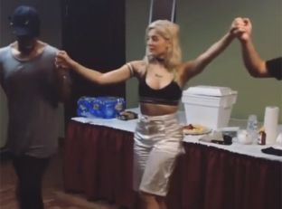 Bebe Rexha ia mëson Vallen e Rugovës ekipit të saj [video]