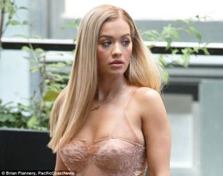 Rita Ora merr lëvdata për sensin e modës [foto]