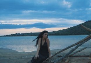 Zanfina publikon këngën për nënën e saj [video]