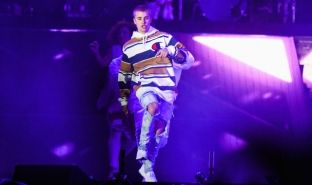  Yjet e hijeshuan skenën e “V Festival”