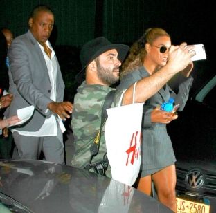  Jay Z nuk lë fansin të bëjë foto me Beyoncen