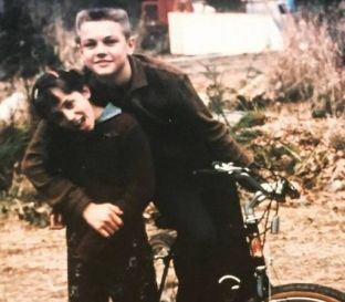 Eliza Dushku poston foto kur ishte fëmijë së bashku me Di Caprion