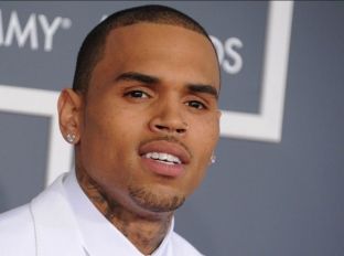 Chris Brown lirohet nga burgu