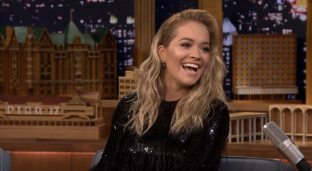 Rita Ora flet mbi pjesëmarrjen e saj në shenjtërimin e Nënës Terezë [video]