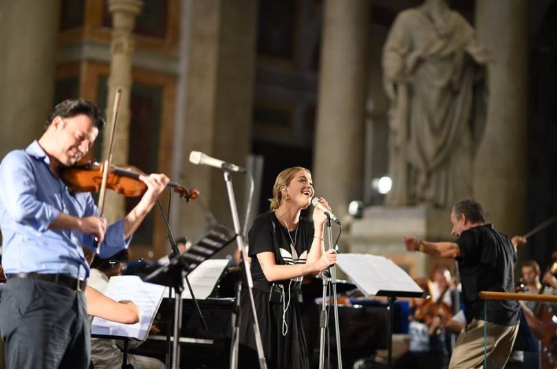 Rita Ora në prova për ceremoninë e shenjtërimit të Nënës Terezë [video]