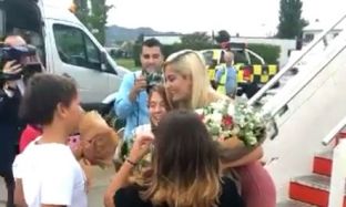 Fansat në Tiranë e presin me lule Bebe Rexhën [foto]