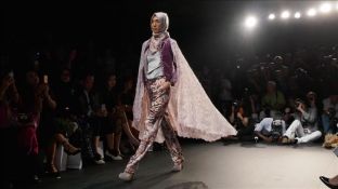 Në New York u prezantua koleksioni i modës së grave me shami