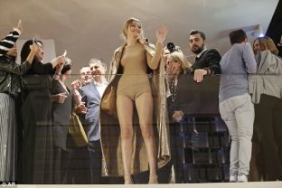 Gigi rrëmben vëmendjen në Javën e Modës në Milano [foto]