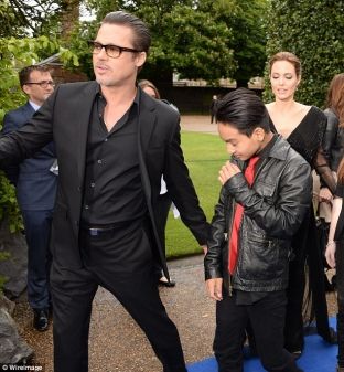 Brad Pitt “ka sulmuar djalin pasi ai ka tentuar ta mbroj nënën, Angelina Jolie”