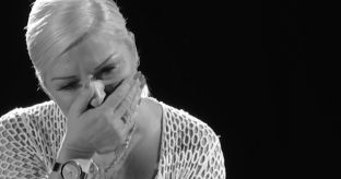 Mihrija shpërthen në vaj, teksa e tregon historinë më të hidhur të jetës [video]