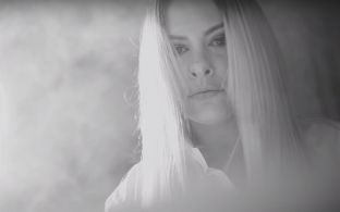 “Sa mall”, Vesa ia dedikon babait të saj [video]