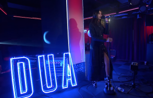 Dua Lipa interpreton këngën e re në BBC Radio 1 [video]