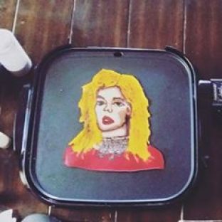 Fansat befasojnë Bebe Rexhën - bëjnë petulla me portretin e saj [foto]