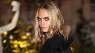 Tatuazhi i ri i modeles Cara Delevingne, sy pas qafës