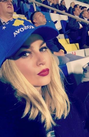  Leonora Jakupi po shijon nga afër ndeshjen Kosovë-Kroaci, publikon foto nga stadiumi