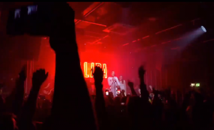 Dua Lipa fton në skenë fansat e saj që të vallëzojnë me të [video]