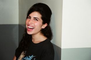  Shfaqen fotografitë e pa publikuara të Amy Winehouse kur ishte e re