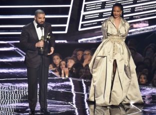 Drake e Rihanna ndahen, reperi gjen një bukuroshe tjetër
