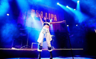 Dua Lipa elektrizon publikun në Amsterdam [video]