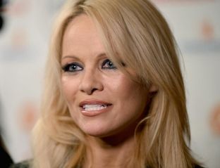  Pamela Anderson viziton Assangen 
