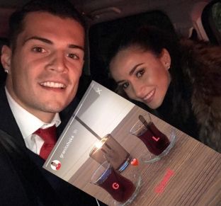  Xhaka “qetësohet” me çaj rusi