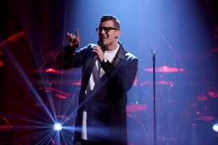 Stanaj shkëlqen me performancë në emisionin e Jimmy Fallonit [video]