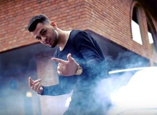Aros debuton me “Love Story” [video]