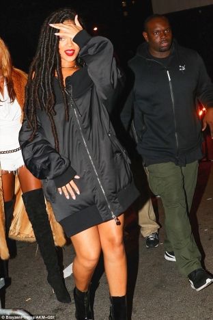 Rihanna merr vëmendjen e plotë në Paris