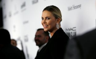  Charlize Theron nderohet nga “amfAR”