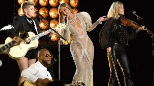  Beyonce e pushtoi ceremoninë e çmimeve “CMA”