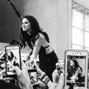 Selena Gomez vazhdon “ta sundojë” Instagramin 