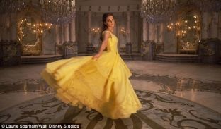 Emma Watson shkëlqen në “E bukura dhe bisha”