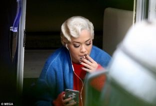 Rita Ora si bionde e vitit 1920 duket si asnjëherë më parë [foto]