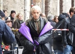 Rita e bukur me stilin e ri në xhirimet e “Wonderwell” [foto]