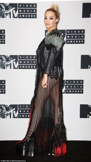Rita mbron Justinin për grushtimin e fansit