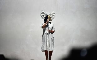 Sia publikon “Angel By The Wings” [audio]