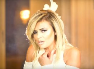  Mimoza Mustafa paralajmëron këngë solo [video]