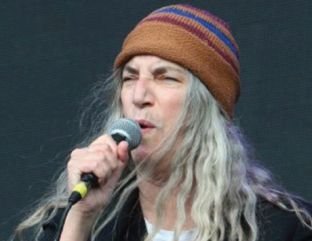 Patti Smith do të performojë në emër të Bob Dylanit në ceremoninë e “Nobelit”