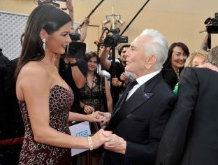Catherine Zeta-Jones me urim të veçantë për 100 vjetorin e vjehrrit [video]