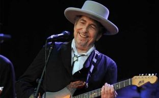 Bob Dylan më në fund do të shkojë në Suedi, por për të kënduar