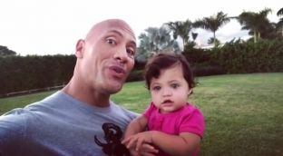 Baba i vitit: “The Rock” i uron ditëlindjen e parë vajzës së tij duke kënduar [video]