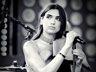 Dua Lipa nostalgjike, kujton një nga momentet më të mira të këtij viti [video]