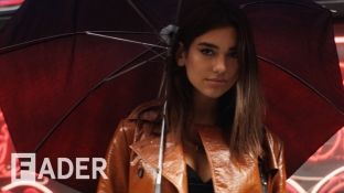 “See In Blue” për Dua Lipën në ndjekje të ëndrrave [video]