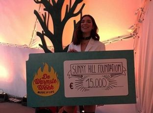 Dua Lipa grumbullon 15 mijë euro për fondacionin e saj dedikuar rinisë kosovare