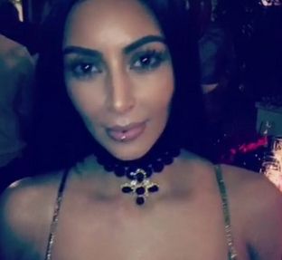 Kardashian pirsing në buzë