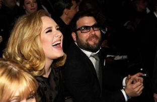 Adele është martuar?