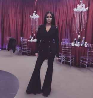  Flaka “thumbon” estradën për titujt e këngëve